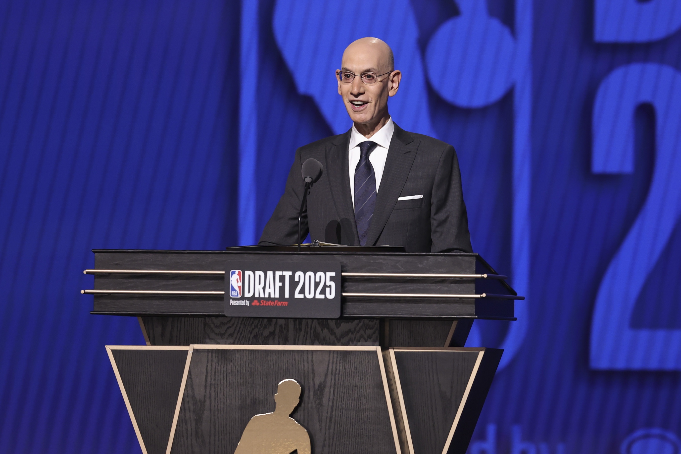 爱游戏体育登录入口-萧华：NBA扩军谈判仍在进行中 最终增加一支还是两支球队还未敲定
